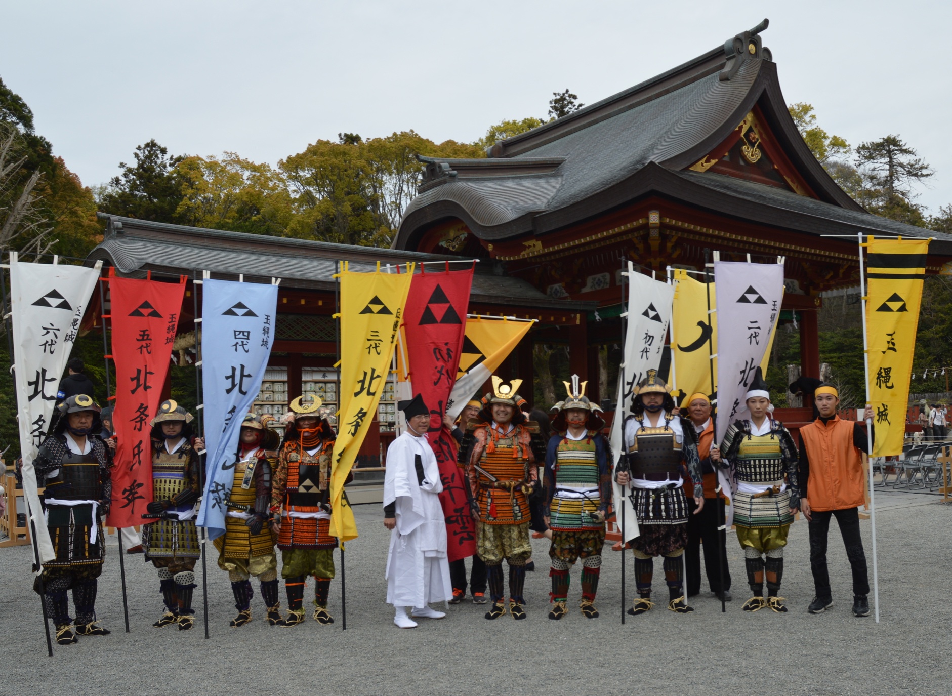 鎌倉祭り行列後の八幡宮集合写真